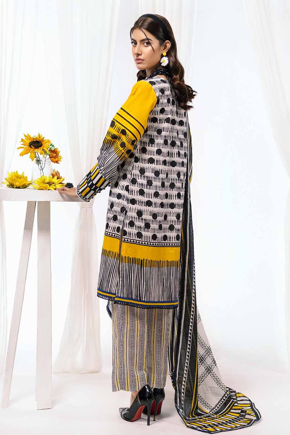 Gul Ahmed 3PC Lawn Printed Unstitched Suit CL-32455