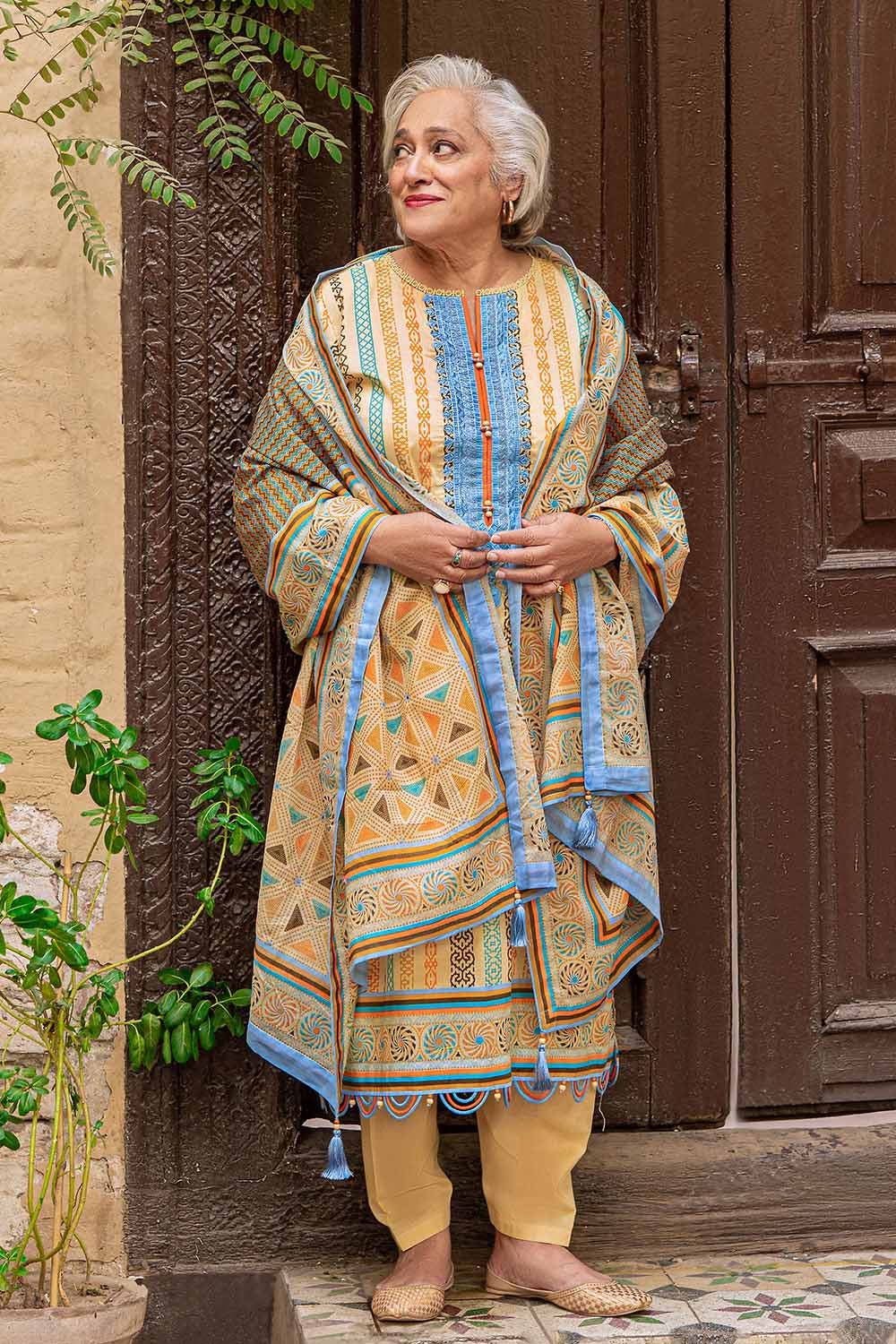 Gul Ahmed 3PC Lawn Unstitched Embroidered Suit CL-32129