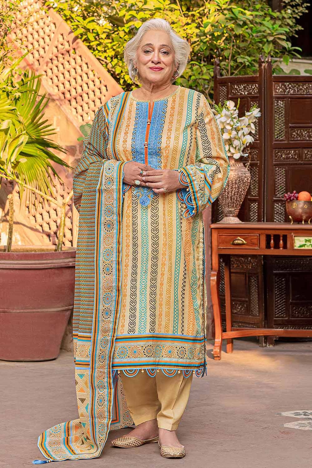 Gul Ahmed 3PC Lawn Unstitched Embroidered Suit CL-32129